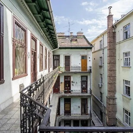 Bpr Art Of Rainbow Apartment Budapest